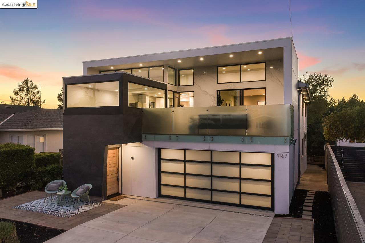 Completed modern residence in Oakland at dusk
